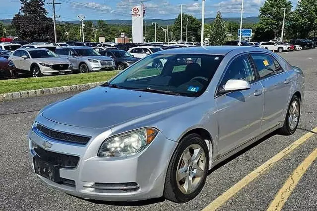 2010 Chevrolet Malibu 1LT photo 1