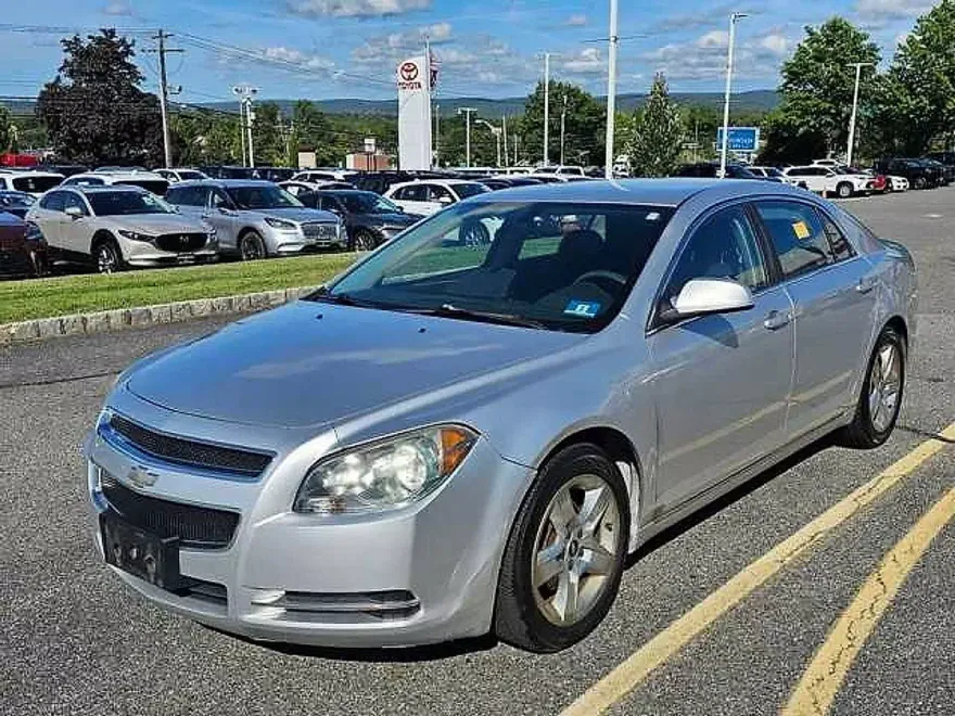 2010 Chevrolet Malibu 1LT photo 1