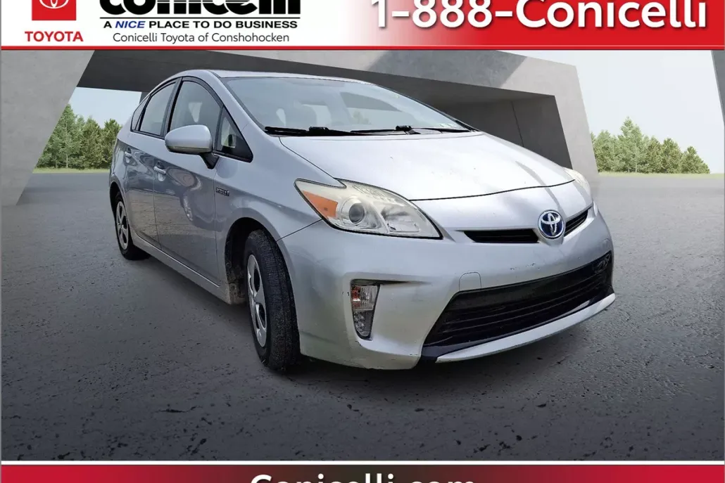 2013 Toyota Prius Three photo 1