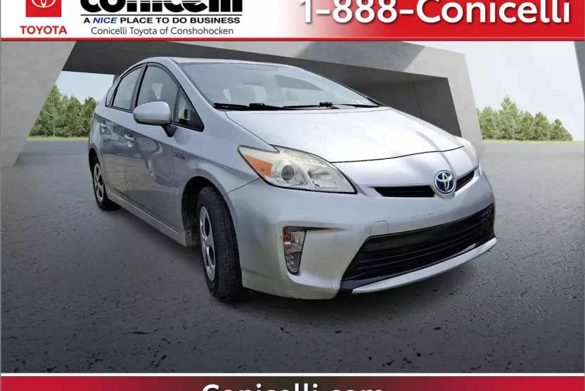 2013 Toyota Prius Three photo 1