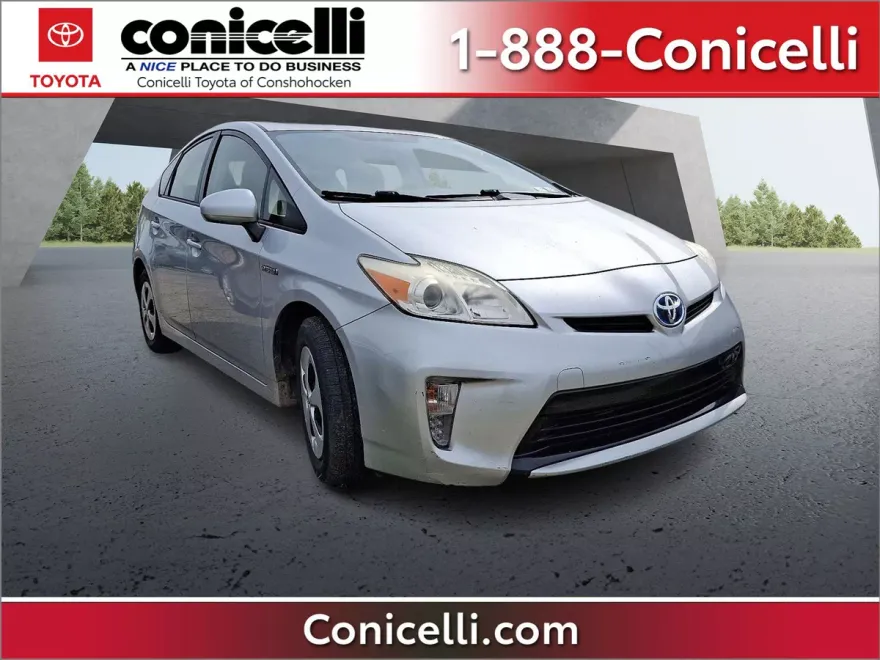 2013 Toyota Prius Three photo 1