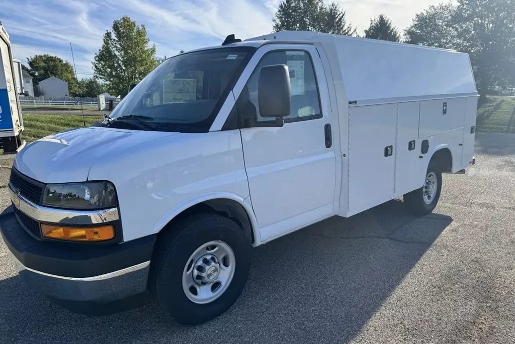 2025 Chevrolet Express Cutaway Van photo 1