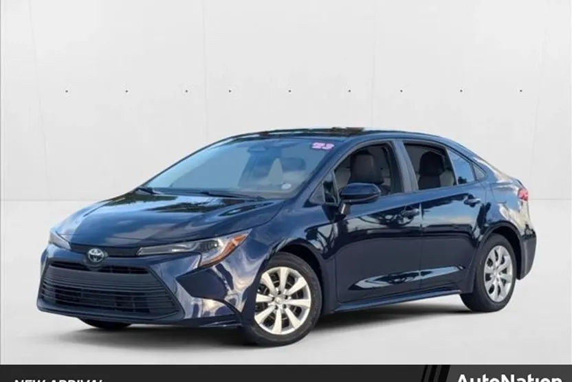 2023 Toyota Corolla LE photo 1