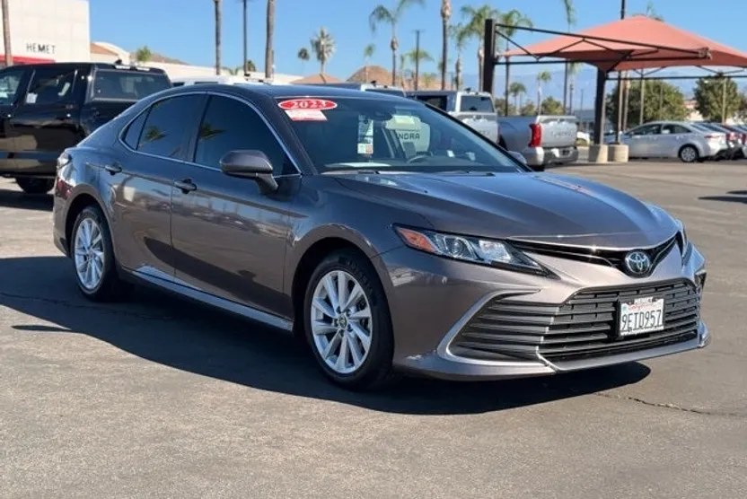 2023 Toyota Camry LE photo 1
