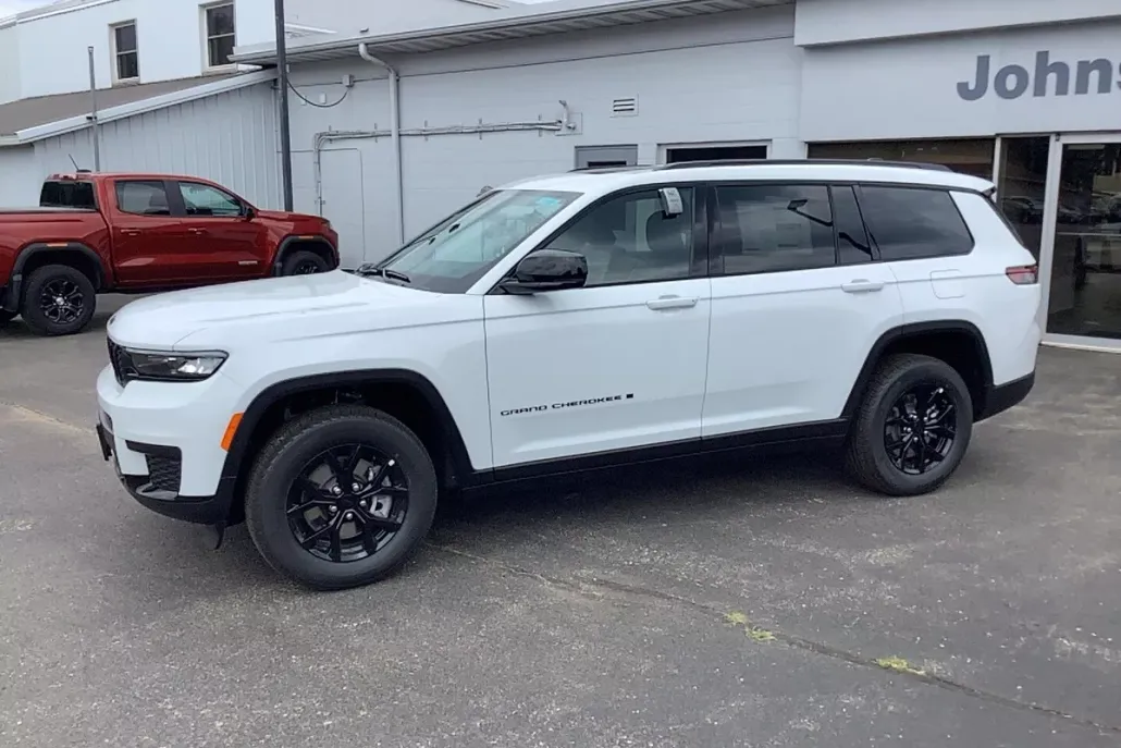 2025 Jeep Grand Cherokee Laredo photo 1
