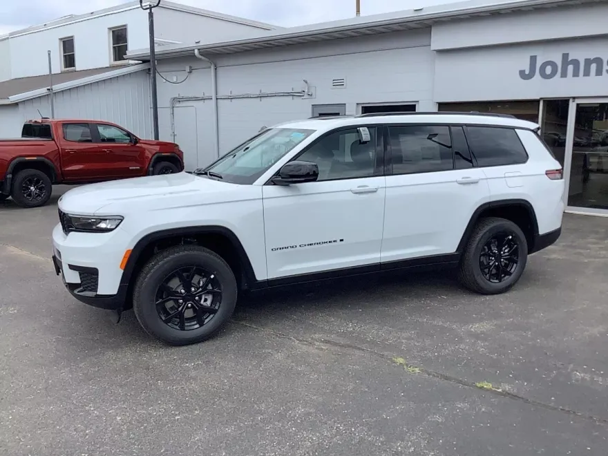 2025 Jeep Grand Cherokee Laredo photo 1