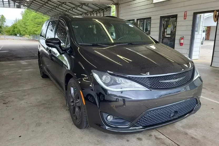 2019 Chrysler Pacifica Limited photo 1