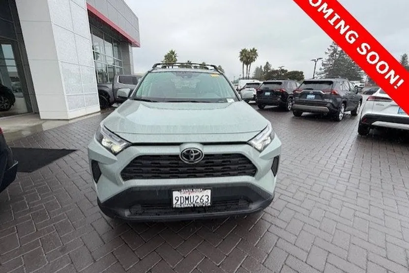 2022 Toyota RAV4 XLE photo 1