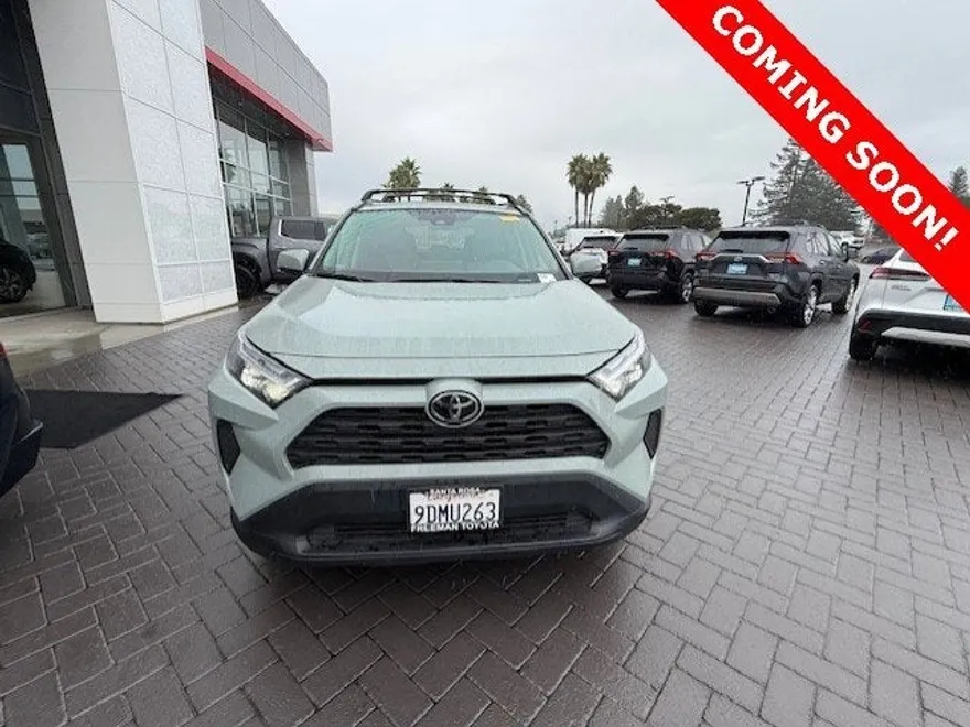 2022 Toyota RAV4 XLE photo 1