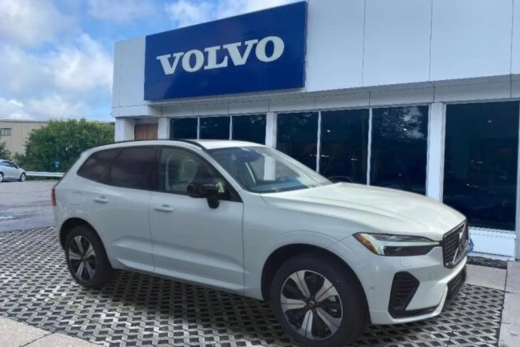 2025 Volvo XC60 T8 Plus photo 1