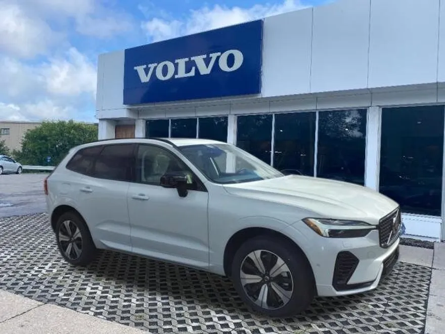 2025 Volvo XC60 T8 Plus photo 1