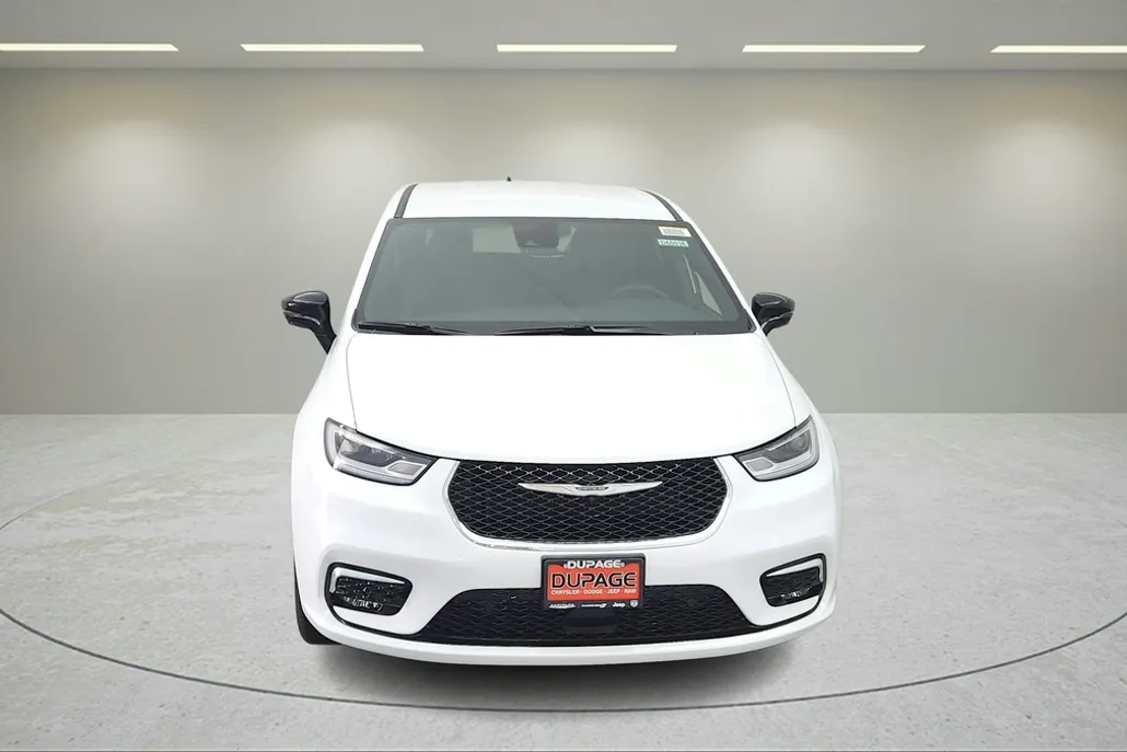 2026 Chrysler Pacifica photo 2