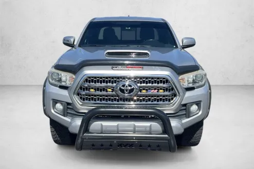 2016 Toyota Tacoma TRD Sport photo 2