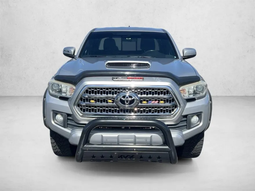 2016 Toyota Tacoma TRD Sport photo 2