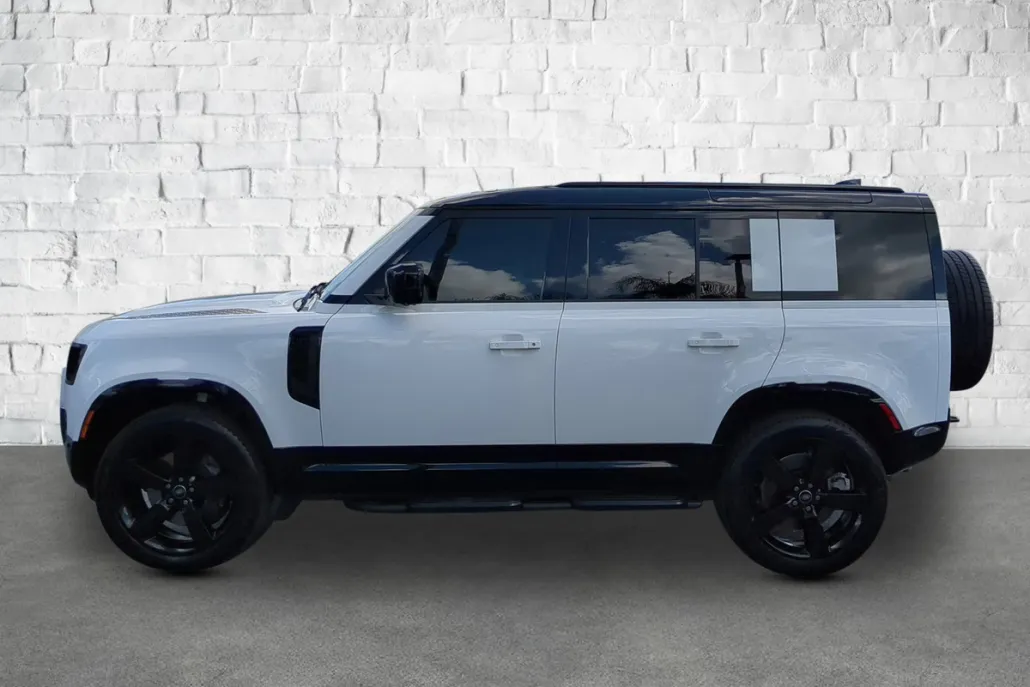 2025 Land Rover Defender X-Dynamic SE photo 1