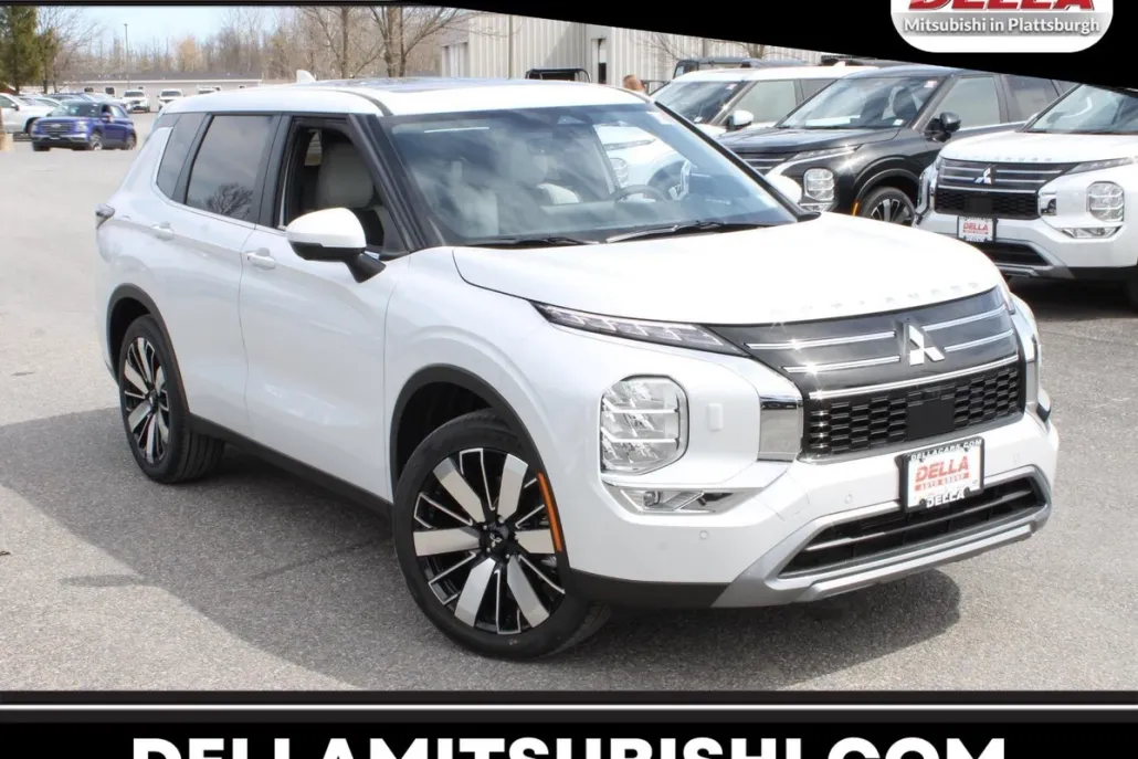 2025 Mitsubishi Outlander SE photo 1