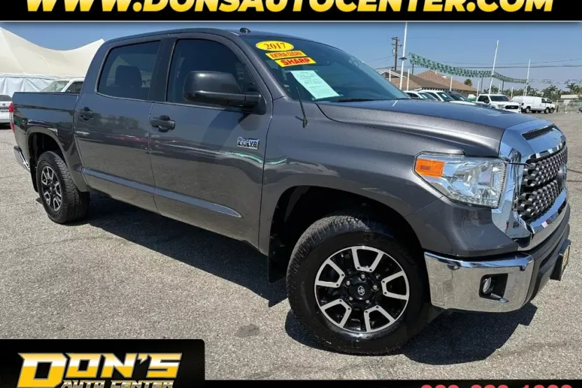 2017 Toyota Tundra SR5 CrewMax photo 1