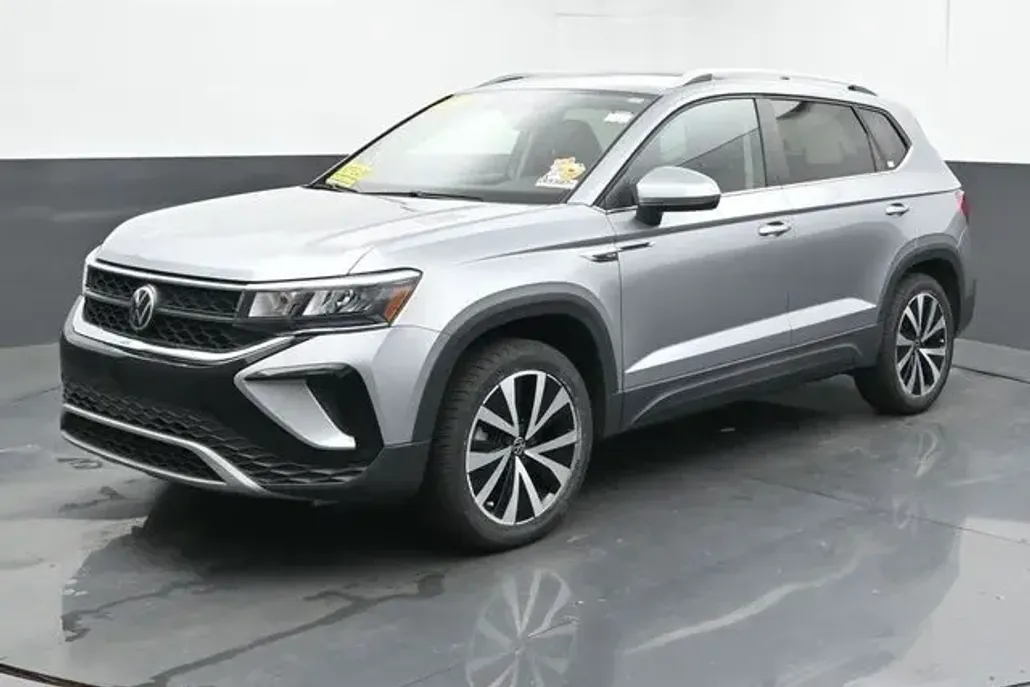 2022 Volkswagen Taos SE photo 1