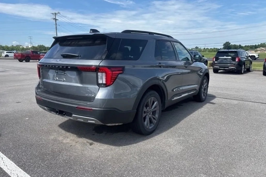 2025 Ford Explorer photo 1