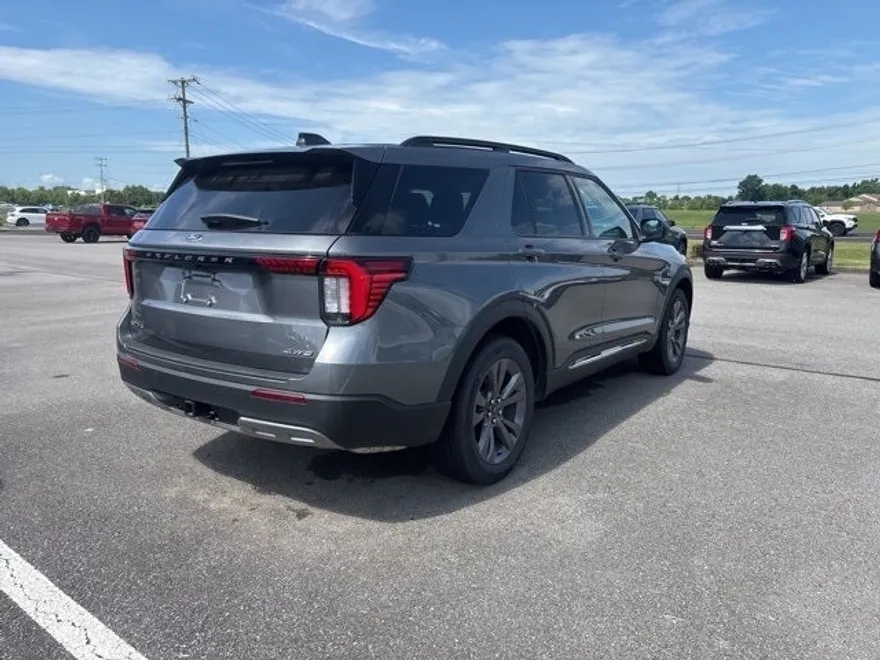 2025 Ford Explorer photo 1