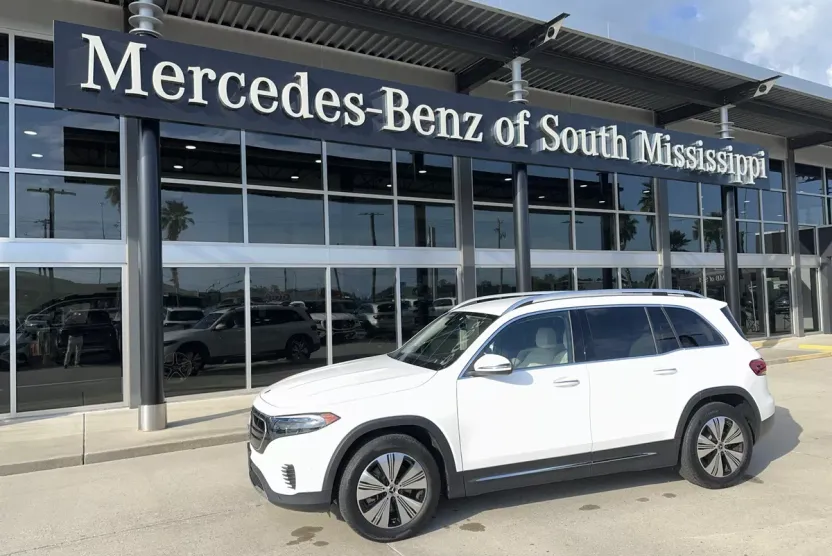 2023 Mercedes Benz EQB 300 4MATIC photo 1