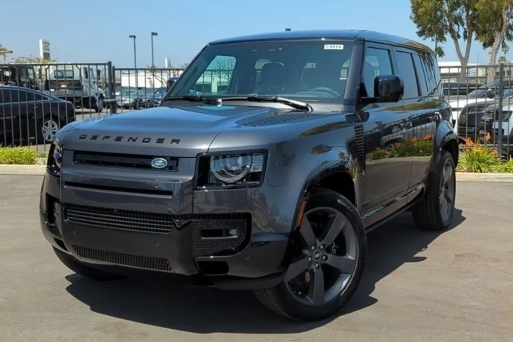 2025 Land Rover Defender 110 V8 photo 1