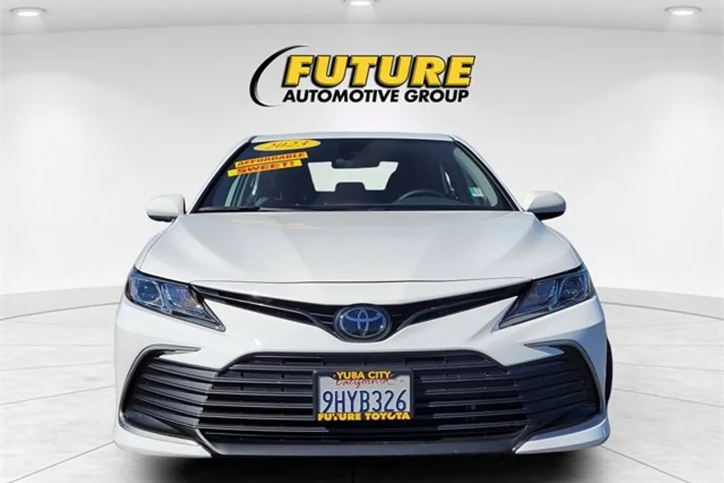 2023 Toyota Camry LE photo 1