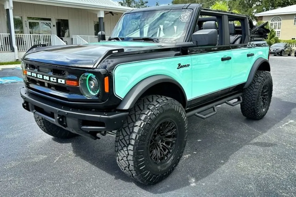 2024 Ford Bronco Black Diamond photo 1