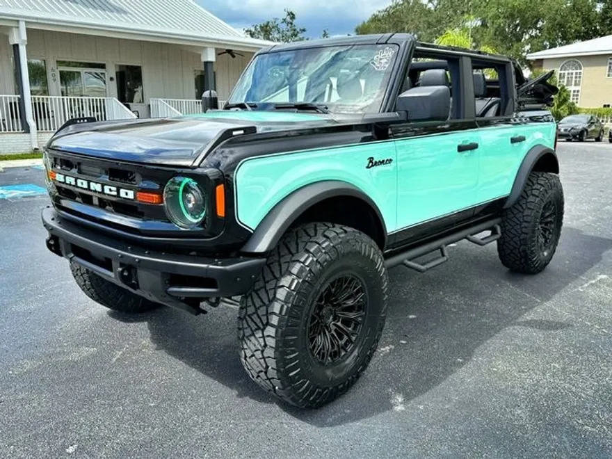 2024 Ford Bronco Black Diamond photo 1