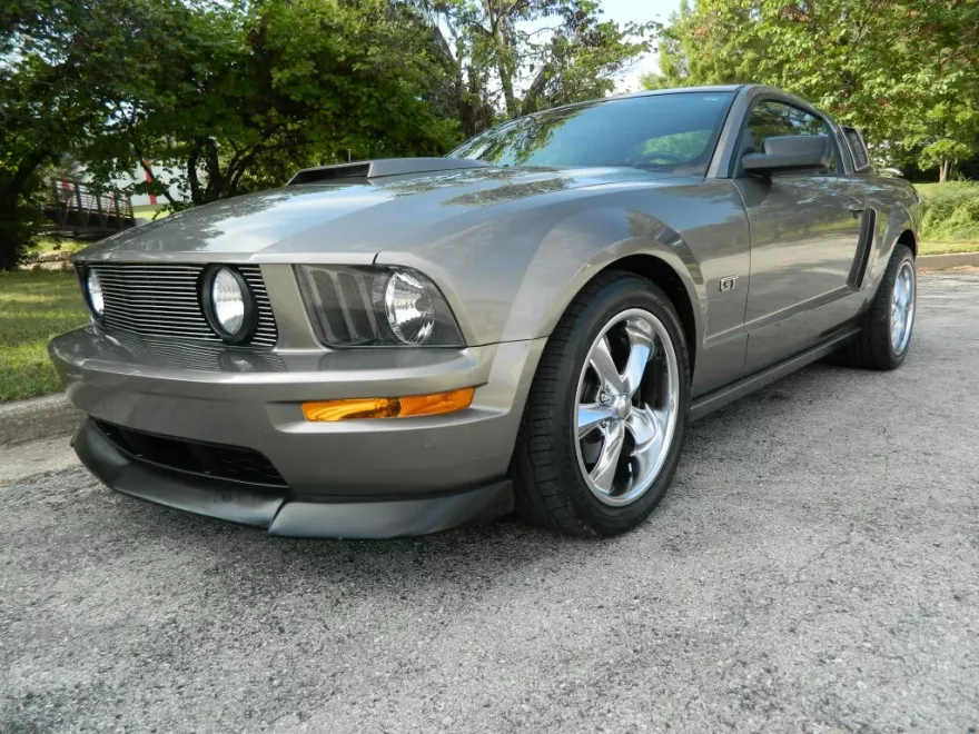 2005 Ford Mustang GT Premium photo 1