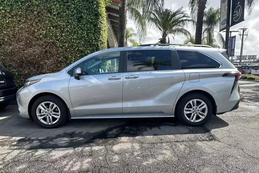 2025 Toyota Sienna XLE photo 1