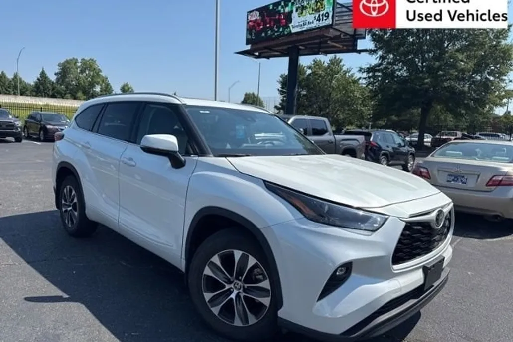 2022 Toyota Highlander XLE photo 1