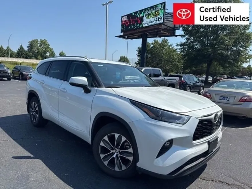 2022 Toyota Highlander XLE photo 1