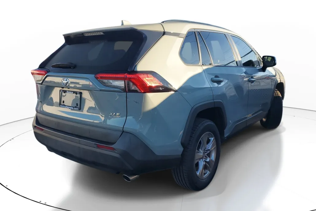 2023 Toyota RAV4 XLE photo 1