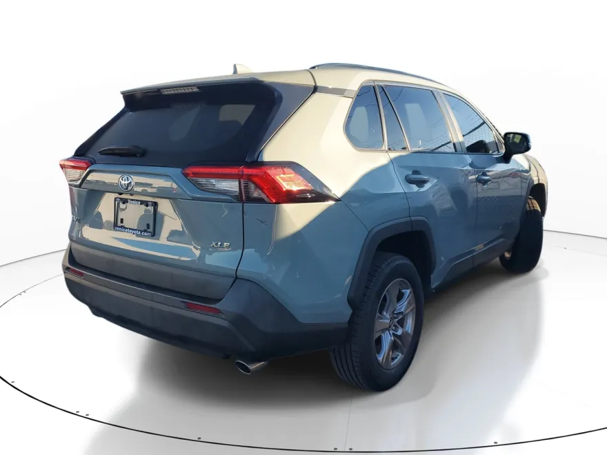 2023 Toyota RAV4 XLE photo 1