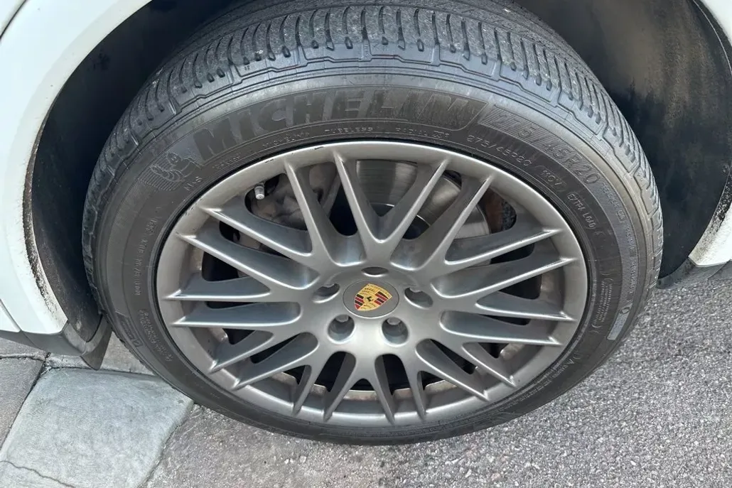 2017 Porsche Cayenne Platinum Edition photo 1