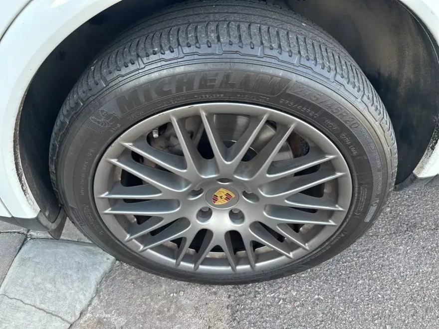 2017 Porsche Cayenne Platinum Edition photo 1