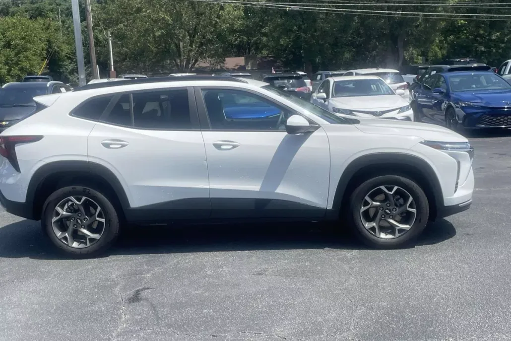 2025 Chevrolet Trax LT photo 1