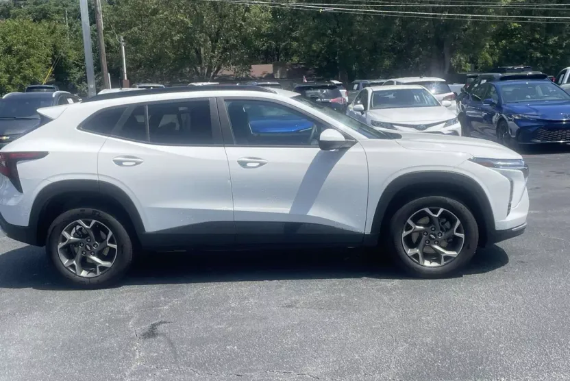2025 Chevrolet Trax LT photo 1
