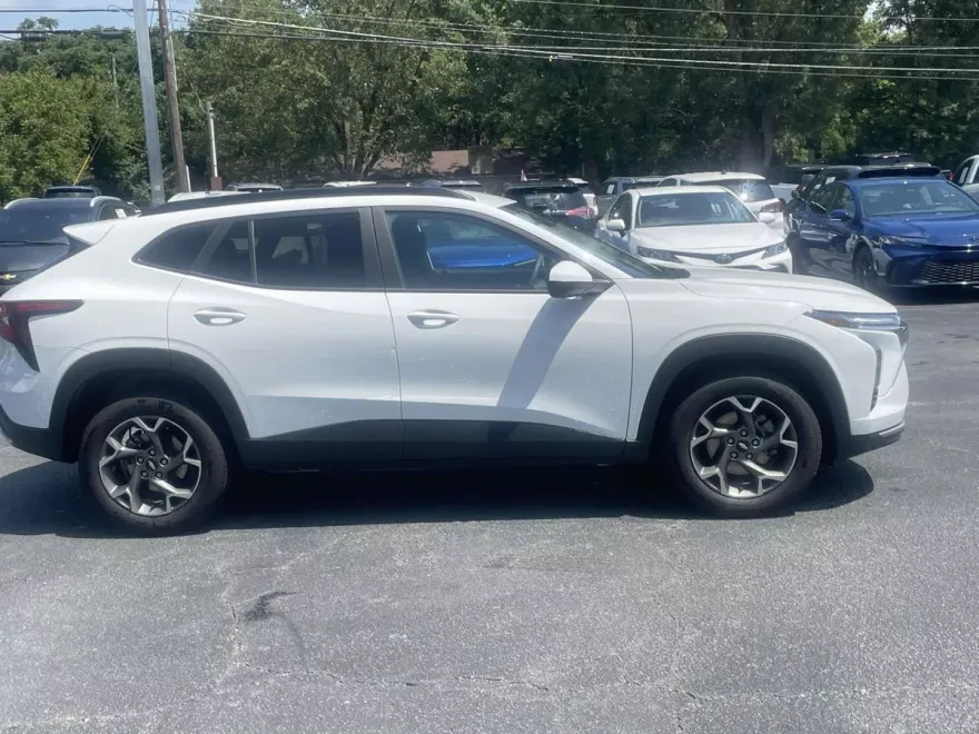 2025 Chevrolet Trax LT photo 1