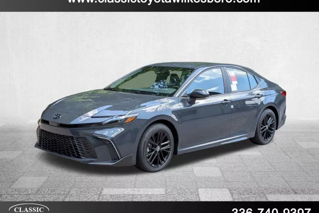 2025 Toyota Camry SE photo 1