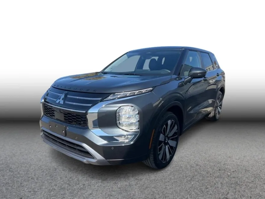 2025 Mitsubishi Outlander SE photo 1