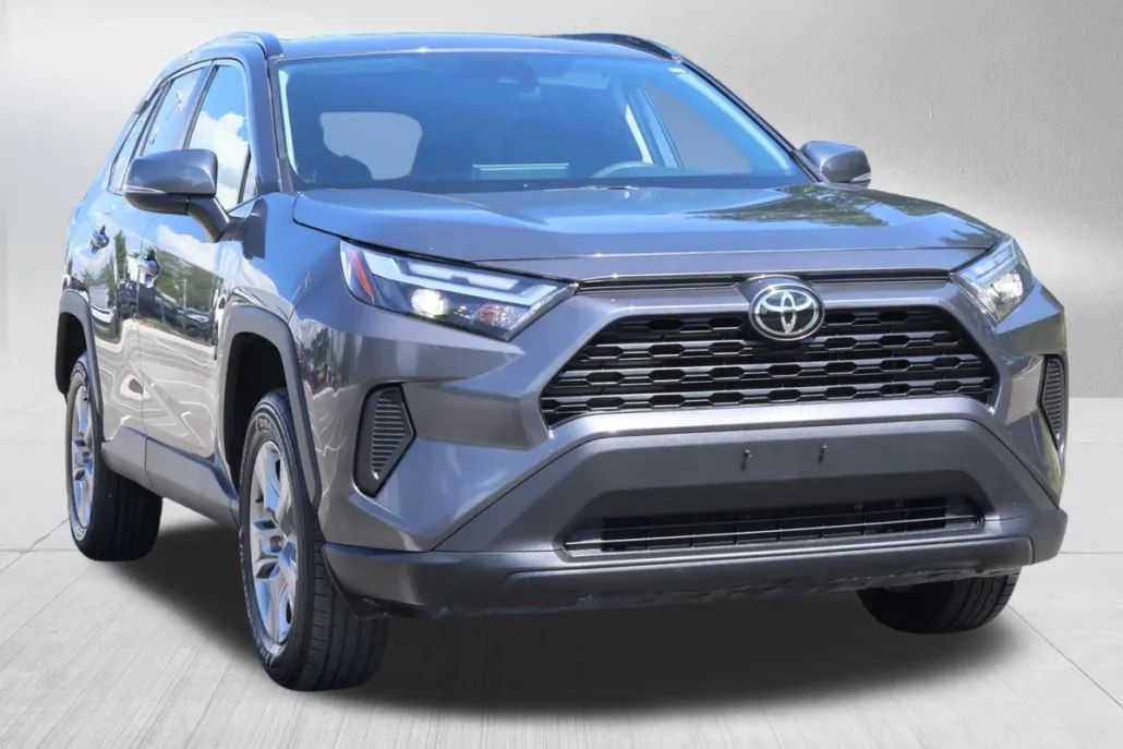 2024 Toyota RAV4 XLE photo 1