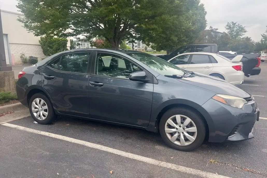 2016 Toyota Corolla LE photo 1