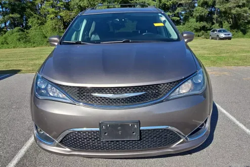 2017 Chrysler Pacifica Touring L photo 2