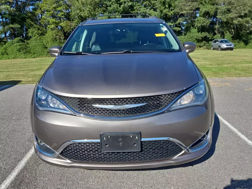2017 Chrysler Pacifica Touring L photo 2
