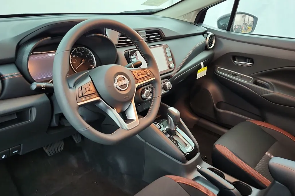 2025 Nissan Versa 1.6 SR photo 1