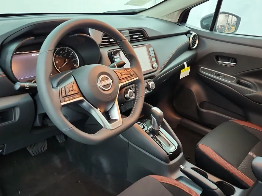 2025 Nissan Versa 1.6 SR photo 1