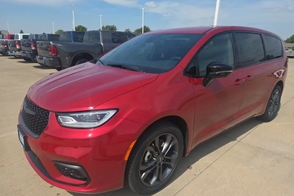 2026 Chrysler Pacifica photo 1