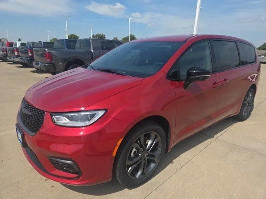 2026 Chrysler Pacifica photo 1